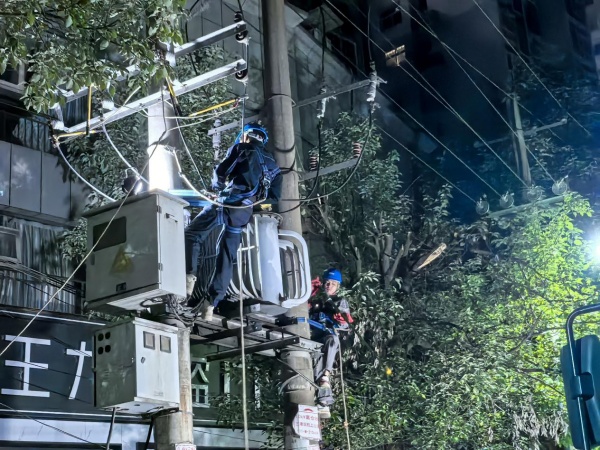 國網城口供電公司組織人員對舊變壓器進行拆除。國網城口供電公司供圖