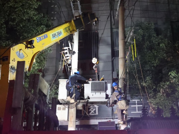 國網城口供電公司組織人員開展新變壓器吊裝工作。國網城口供電公司供圖