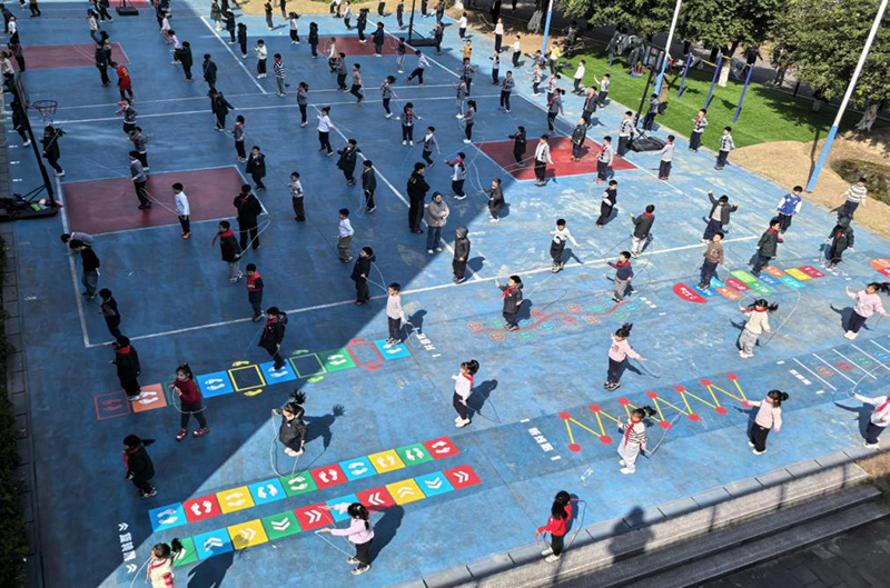 重慶兩江新區童心青禾小學的學生們參加大課間體育活動。秦波攝