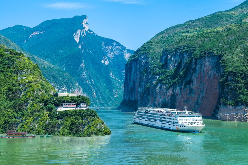 黃金游輪行駛在長江三峽。重慶文旅集團供圖