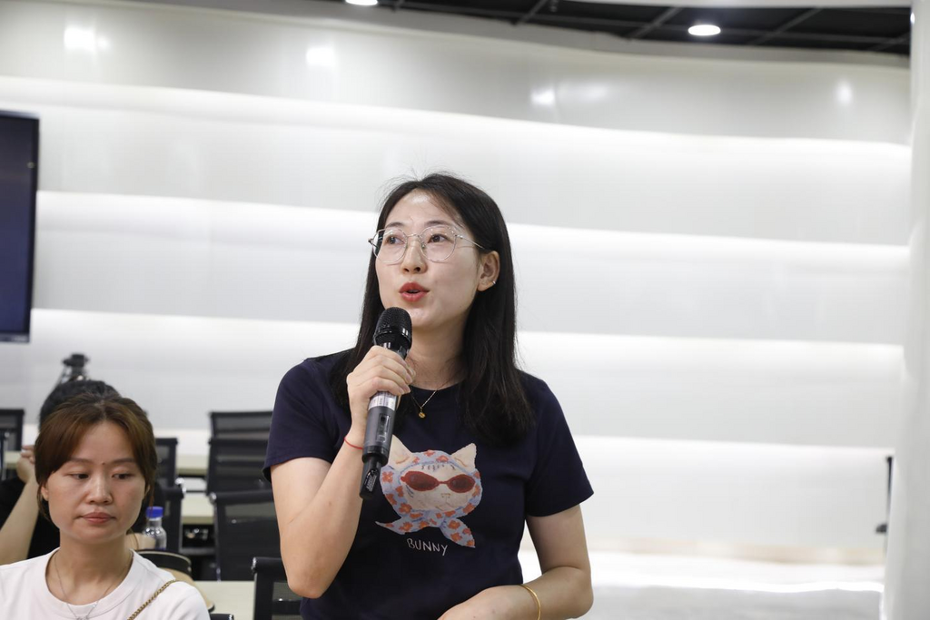 市民現場就關心問題進行提問。代娟 攝