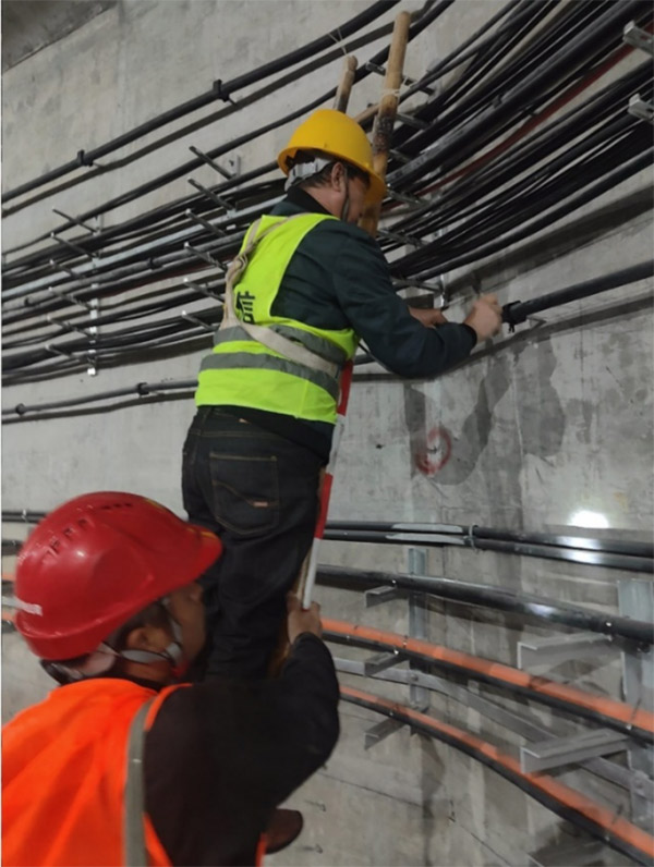 重慶鐵塔工作人員安裝漏纜。重慶鐵塔供圖