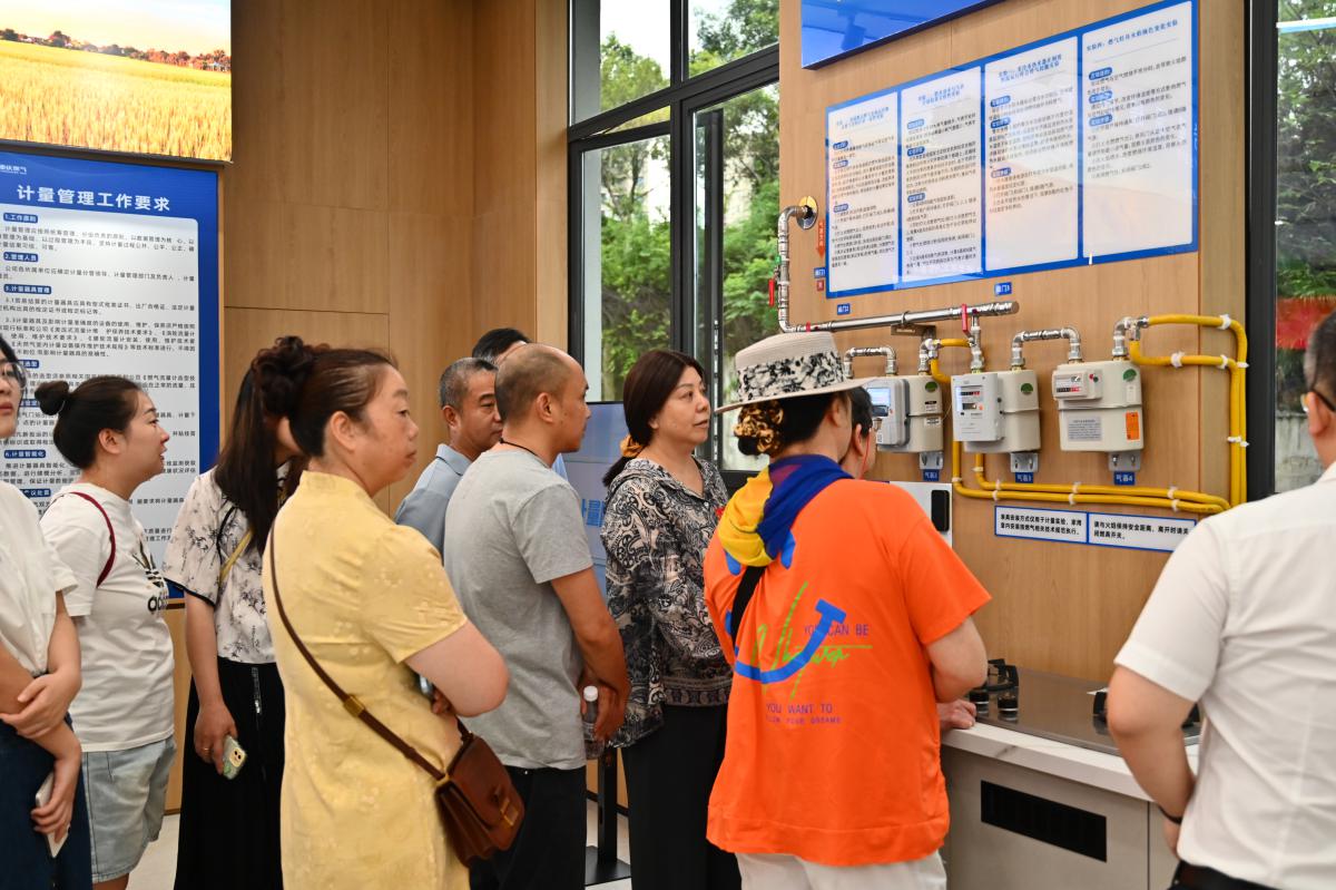 邀請區人大代表、政協委員、小區物業代表及群眾代表走進兩江燃氣計量科普宣傳體驗中心。重慶燃氣集團供圖