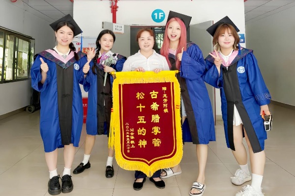 四川外國語大學項目學生公寓管理員龍素芳收到錦旗。新大正供圖