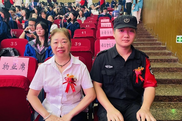 四川外國語大學項目—劉敦梅、聶科作為物業代表參加畢業典禮。新大正供圖