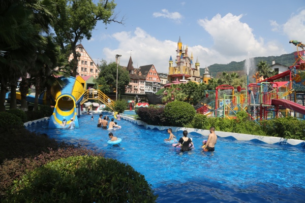 游客在水上樂園游玩。景區供圖
