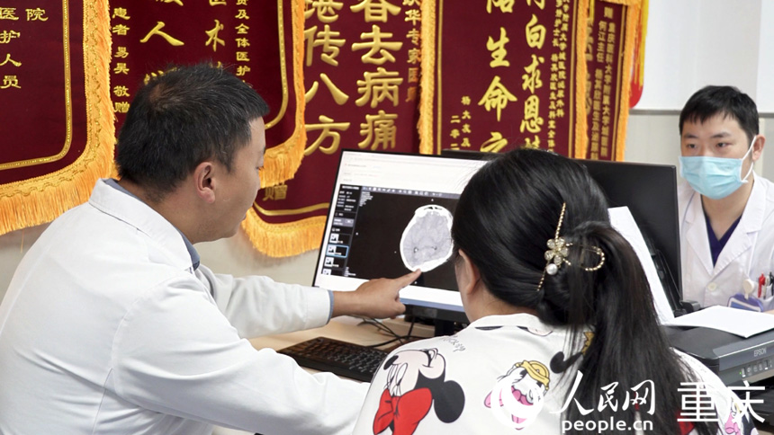 重慶醫科大學附屬大學城醫院，醫生在電腦上調閱患者在當地拍的腦部CT。人民網記者 劉祎攝
