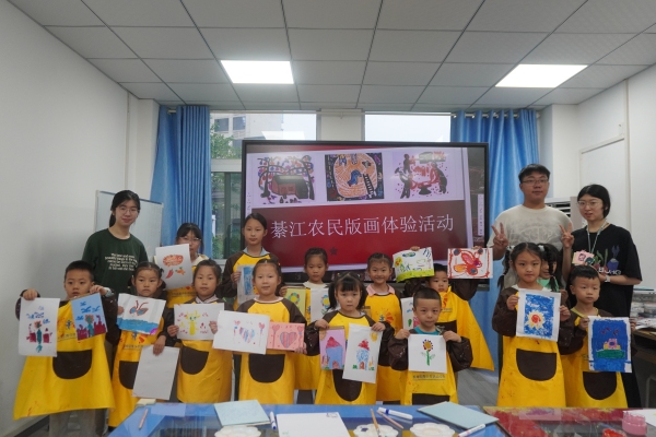 支隊成員指導社區孩童體驗綦江農民版畫。長壽區融媒體中心供圖