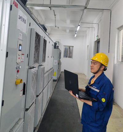 李瑩正在負責調試自動化設備。受訪者供圖