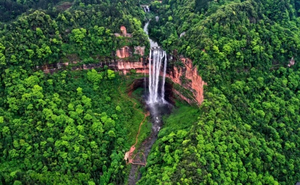 翠綠望鄉臺。佘中云攝