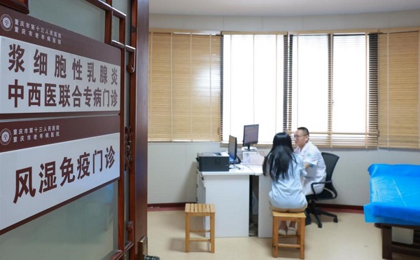 患者在風濕免疫門診就診。曾英豪攝