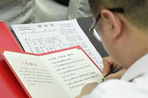 黨員在培訓班上鄭重寫下未來半年的履職承諾。綦江區融媒體中心供圖