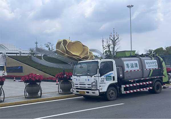 進行收運作業。重慶環衛集團供圖