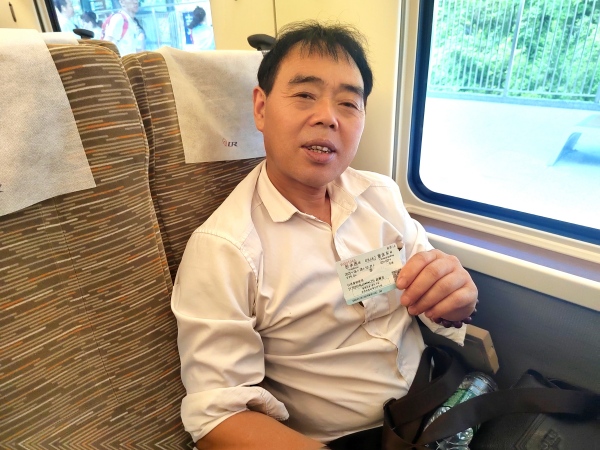 趙順發乘坐高鐵。彭水縣融媒體中心供圖