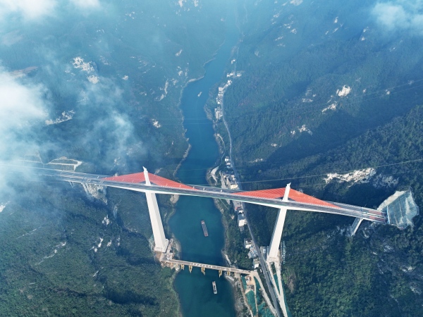 渝湘復線高速公路磨寨烏江特大橋。彭水縣融媒體中心供圖