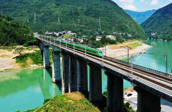 “綠巨人”行駛在渝懷鐵路彭水段。彭水縣融媒體中心供圖