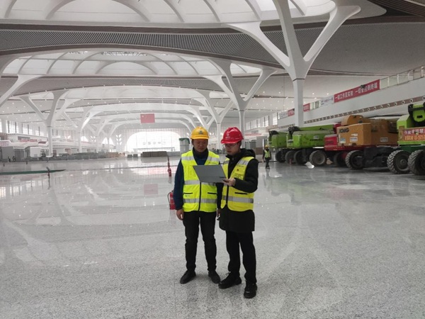 重慶移動網絡維護人員在重慶東站勘察現場網絡。重慶移動供圖