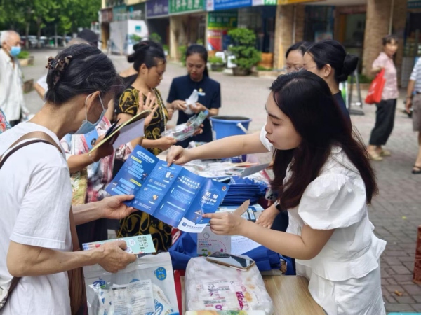 工作人員開展反詐宣傳。龍山街道供圖