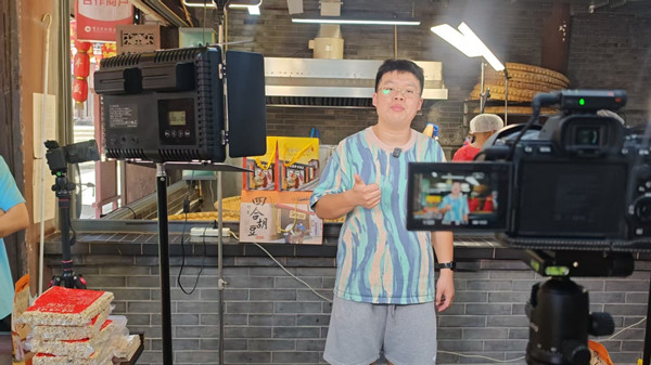 實踐團隊專訪“劉家四合胡豆”第六代傳承人劉翰文。重慶財經學院供圖