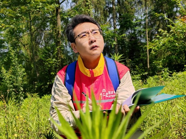 正在測量現場的王金鑫。梁燕攝