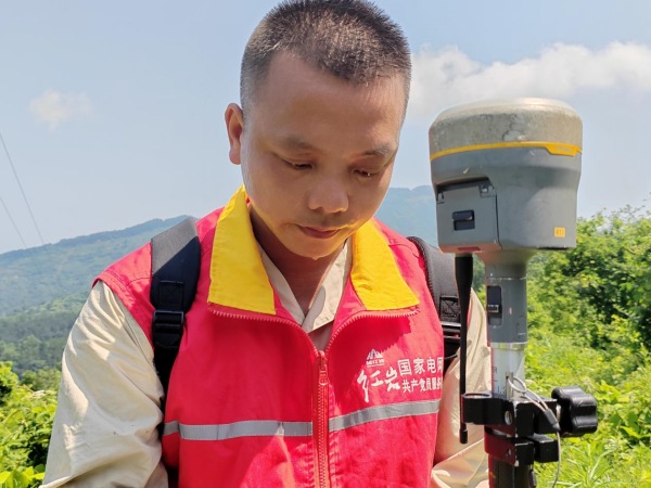 正在測量現場的黎杰。梁燕攝