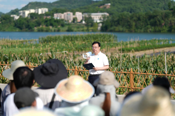 王進軍為師生授課。西南大學供圖