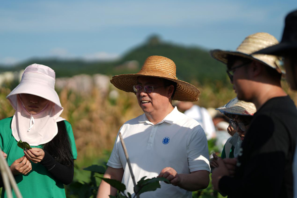 王進軍與師生探討農業科技。西南大學供圖