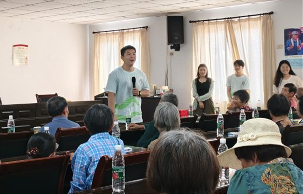實踐團為村民開展健康宣講。重慶財經學院供圖