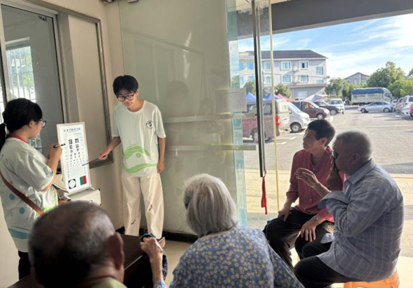 實踐團為村民體檢。重慶財經學院供圖