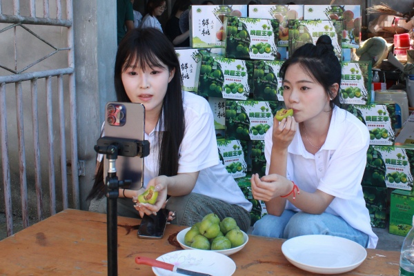 實踐團成員直播現場。重慶財經學院供圖