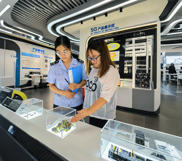 梁平區稅務人員走訪企業，講解高新技術企業認定、研發費用歸集等重點涉稅風險，幫助企業完善管理機制。何禮鵬攝