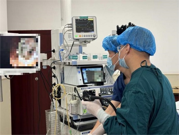 醫生通過超聲內鏡進行手術。重醫附二院供圖