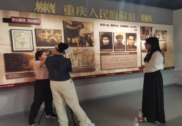 實踐團成員在解放重慶歷史陳列館錄制解說視頻。重慶財經學院供圖