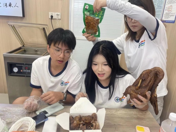 學生主播對店內產品進行講解。重慶財經學院供圖