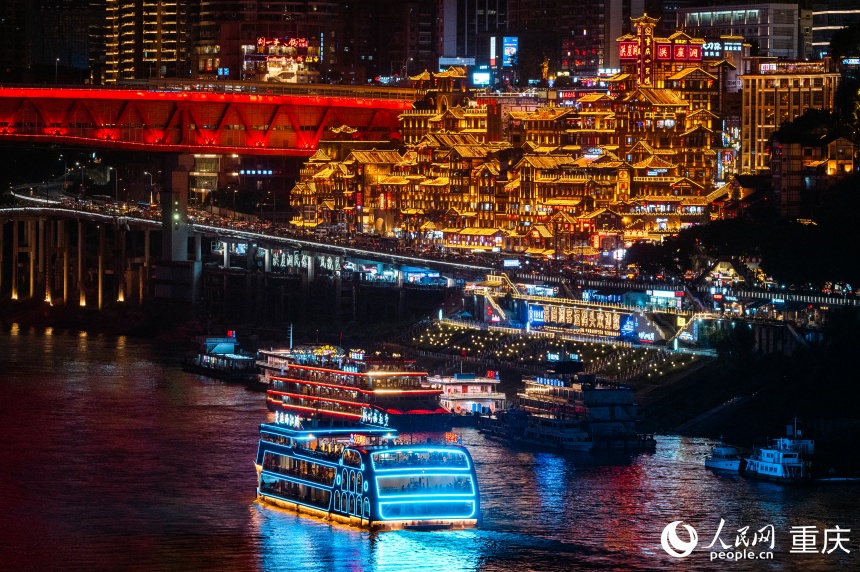 游客乘坐游船觀光重慶兩江夜景。人民網 鄒樂攝
