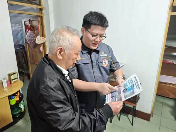 “紅巖燃小兵”入戶進行科普宣傳。重慶燃氣集團供圖