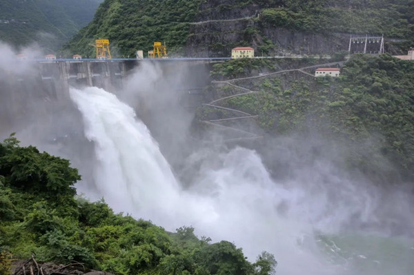 江口水電站開閘泄洪。國家電投重慶公司供圖