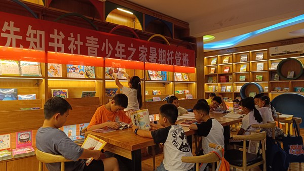 孩子們在托管班認真讀書。陸雨秋攝