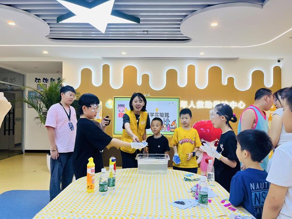 孩子們探索科學奧秘?；顒又鬓k方供圖