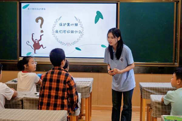 黑葉猴科普宣講。西南大學供圖