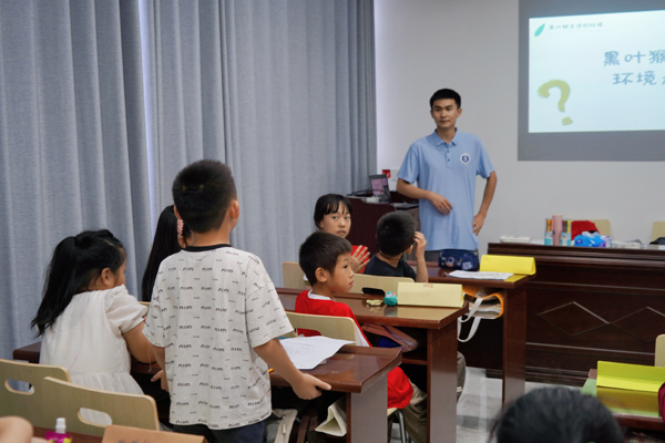 黑葉猴科普宣講。西南大學供圖