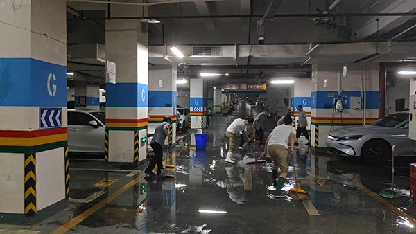 保利花半里小區物業工作人員清理車庫積水。保利物業重慶公司供圖