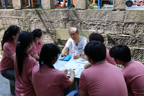 實踐團聽三線建設者劉憲平老人講述老廠故事。主辦方供圖