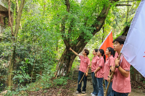 實踐團走訪調研老舊廠房。主辦方供圖
