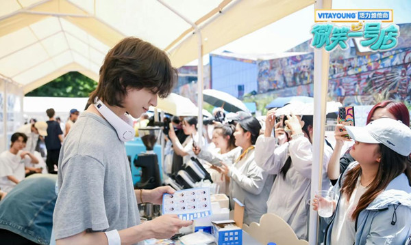 微笑學員與游客互動。愛奇藝供圖