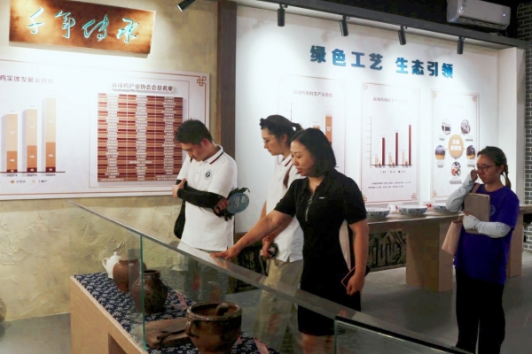 促進團調研麻辣雞產業發展狀況。吳承霖攝