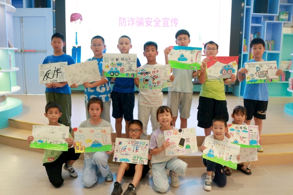 小朋友繪畫作品展示。重慶理工大學供圖