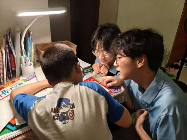 志愿者陪伴兒童?；顒又鬓k方供圖