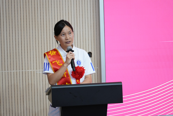 洪天潤演講。西南大學附屬中學供圖