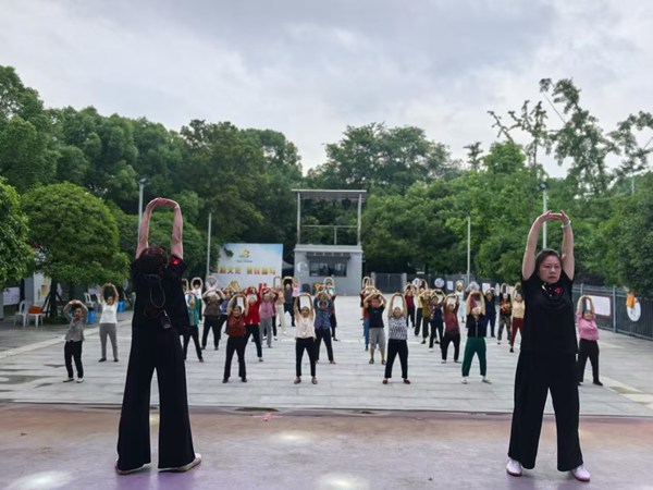 璧泉街道華龍社區開展中醫養生活動?；顒又鬓k方供圖
